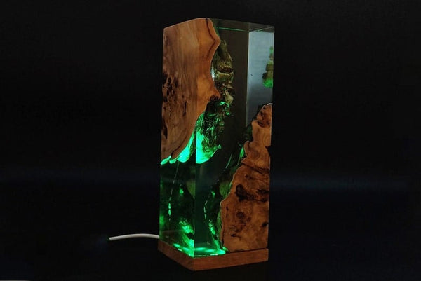 Lampe bloc bois et résine, lumière ambrée