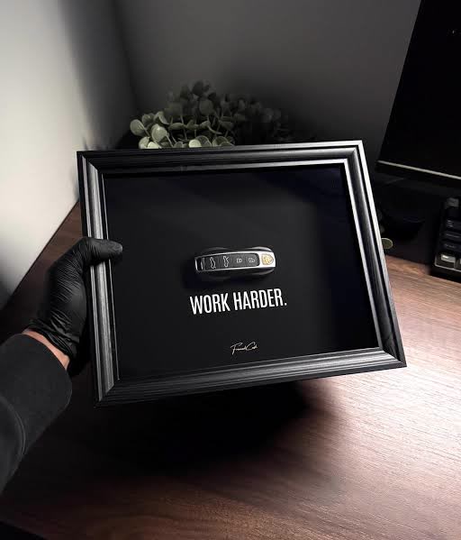 Work Harder, clé noire encadrée sous verre