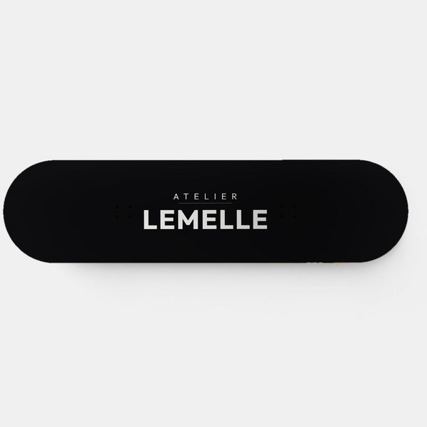 Planche murale Edition 01, logo Atelier Lemelle blanc sur fond noir, vue de face