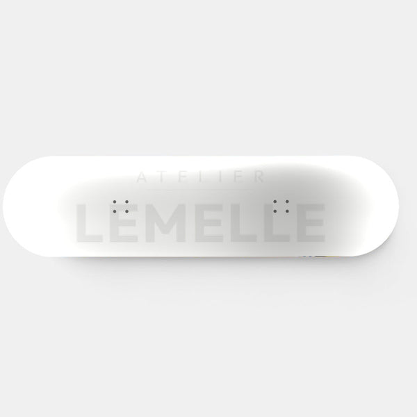 Planche murale Edition 05, logo Atelier Lemelle en filigrane ton sur ton blanc, vue de face