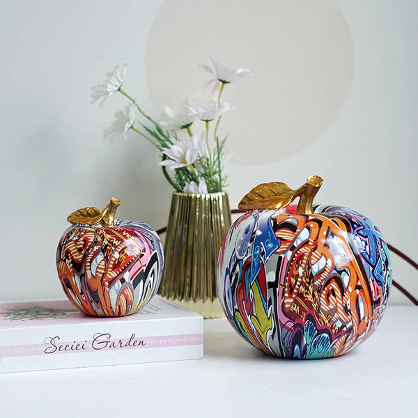 Deux pommes decoratives peintes