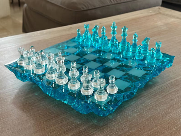 Échiquier Lagon, plateau en résine turquoise et ses pièces