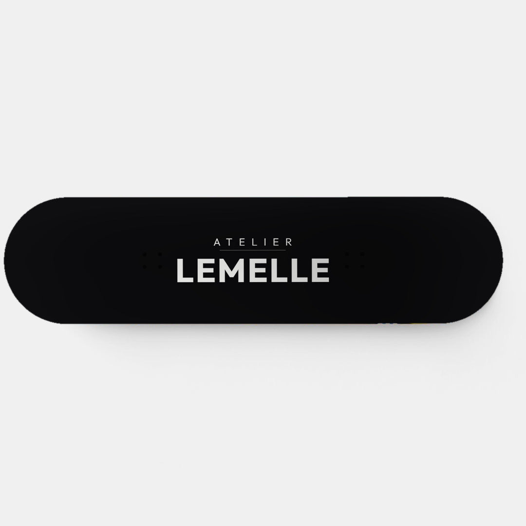Planche murale Edition 01, logo Atelier Lemelle blanc sur fond noir, vue de face
