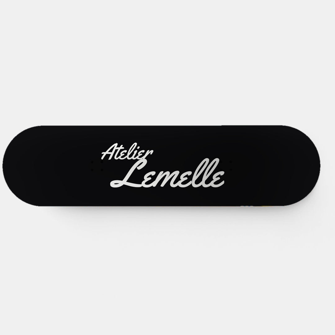 Planche murale Edition 03, signature manuscrite Atelier Lemelle blanche sur fond noir, vue de face