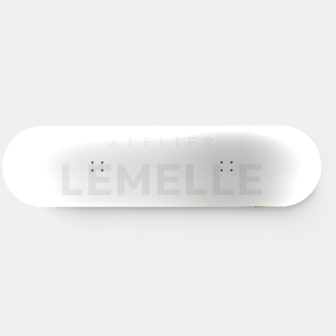 Planche murale Edition 05, logo Atelier Lemelle en filigrane ton sur ton blanc, vue de face