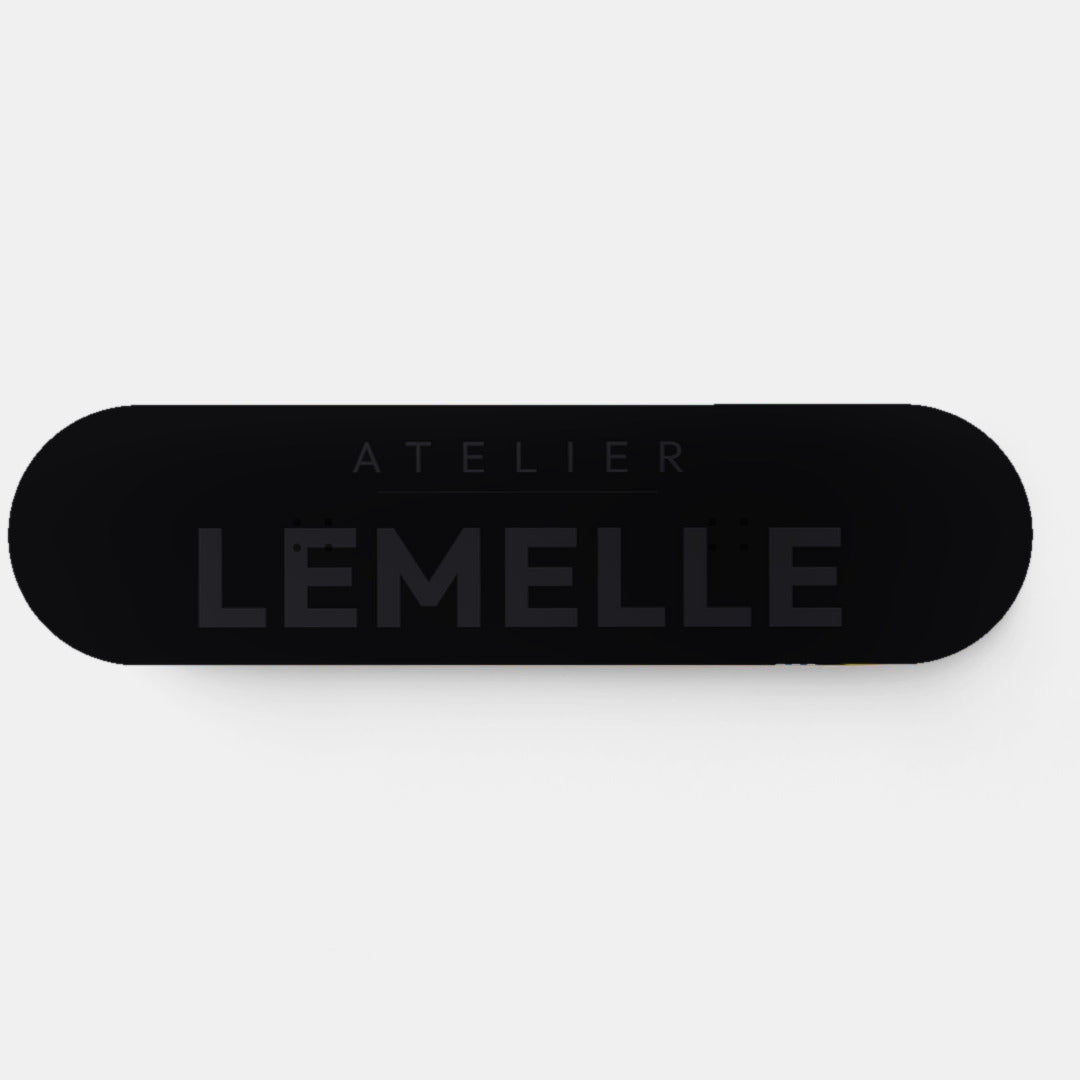 Planche murale Edition 06, logo Atelier Lemelle en filigrane ton sur ton noir, vue de face