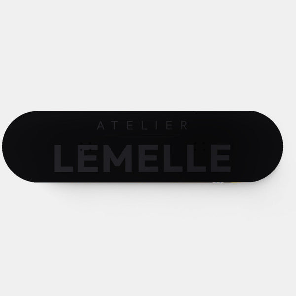 Planche murale Edition 06, logo Atelier Lemelle en filigrane ton sur ton noir, vue de face